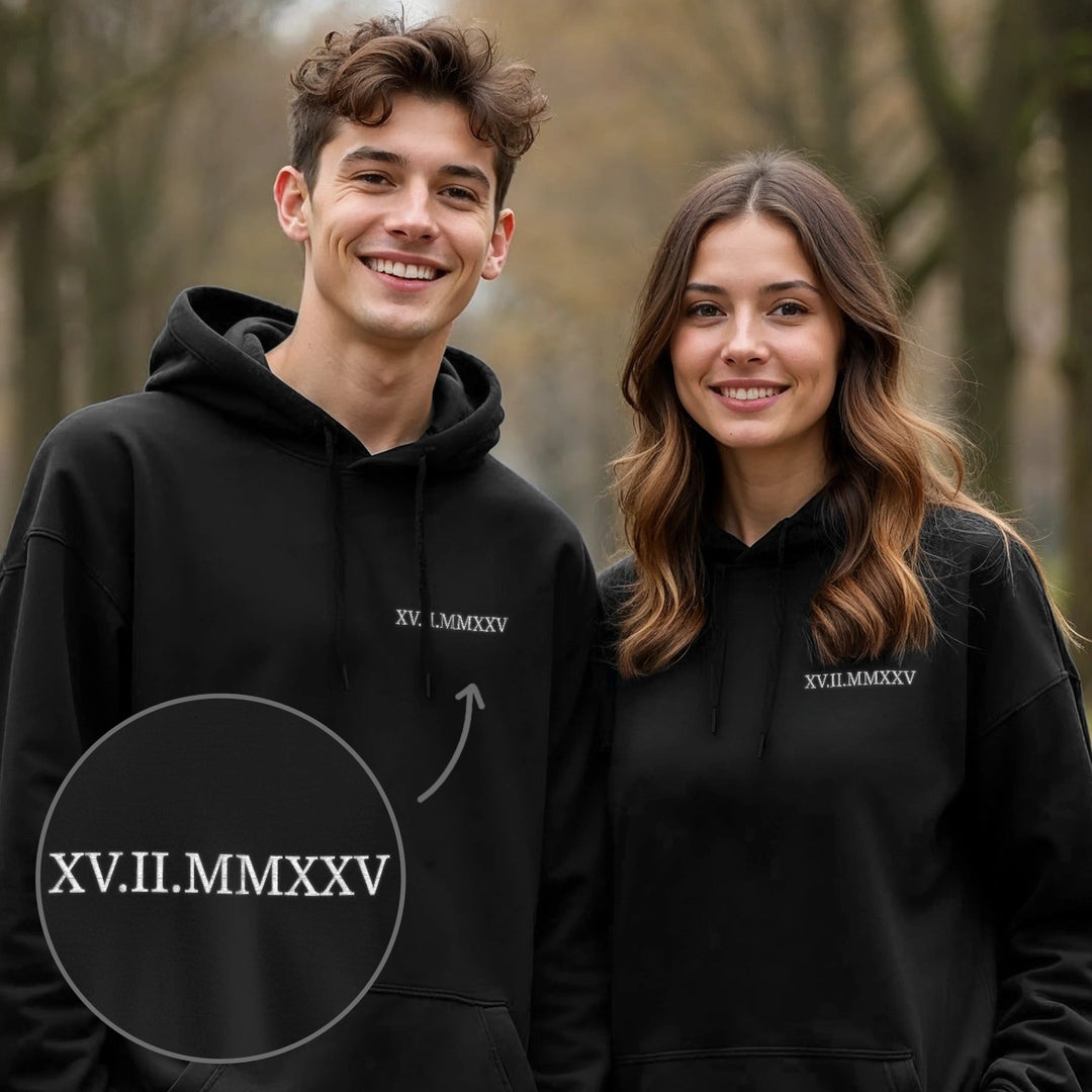 Personalisierter Hoodie bestickt "Römisches Datum”