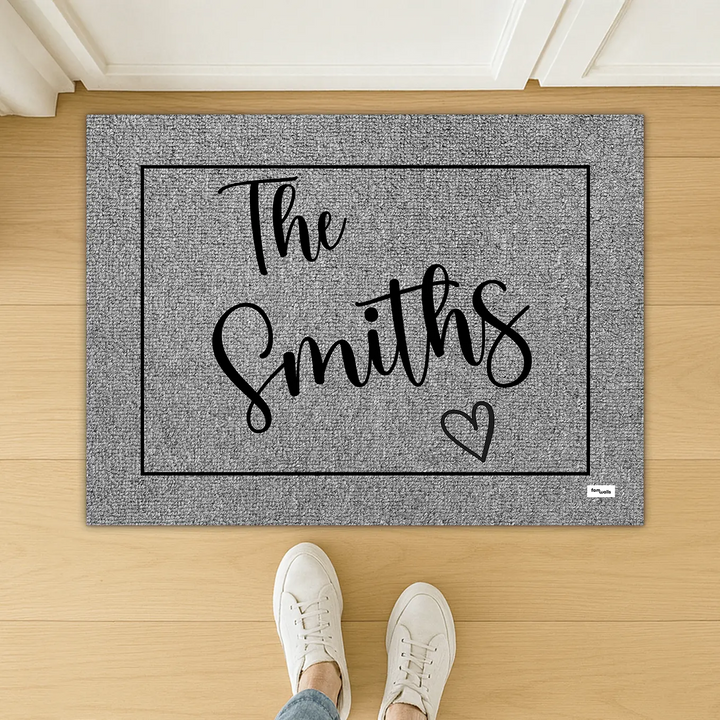 Personalized Doormat "Family Name" as a gift for new homeowners: gray doormat with handwritten family name lettering and heart – famwalls